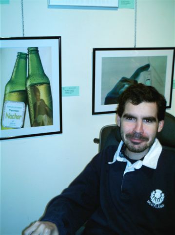 Iganacio junto a sus obras en el 48º Salón de Becarios del Salón Rosa Galisteo