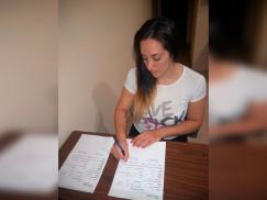 Pamela, afiliada de Santo Tomé firmó el plan de Refacción para su casa