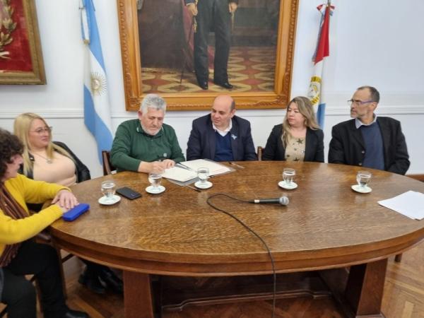 se-firmaron-escrituras-de-terrenos-donados-por-la-municipalidad-de-esperanza-a-ate